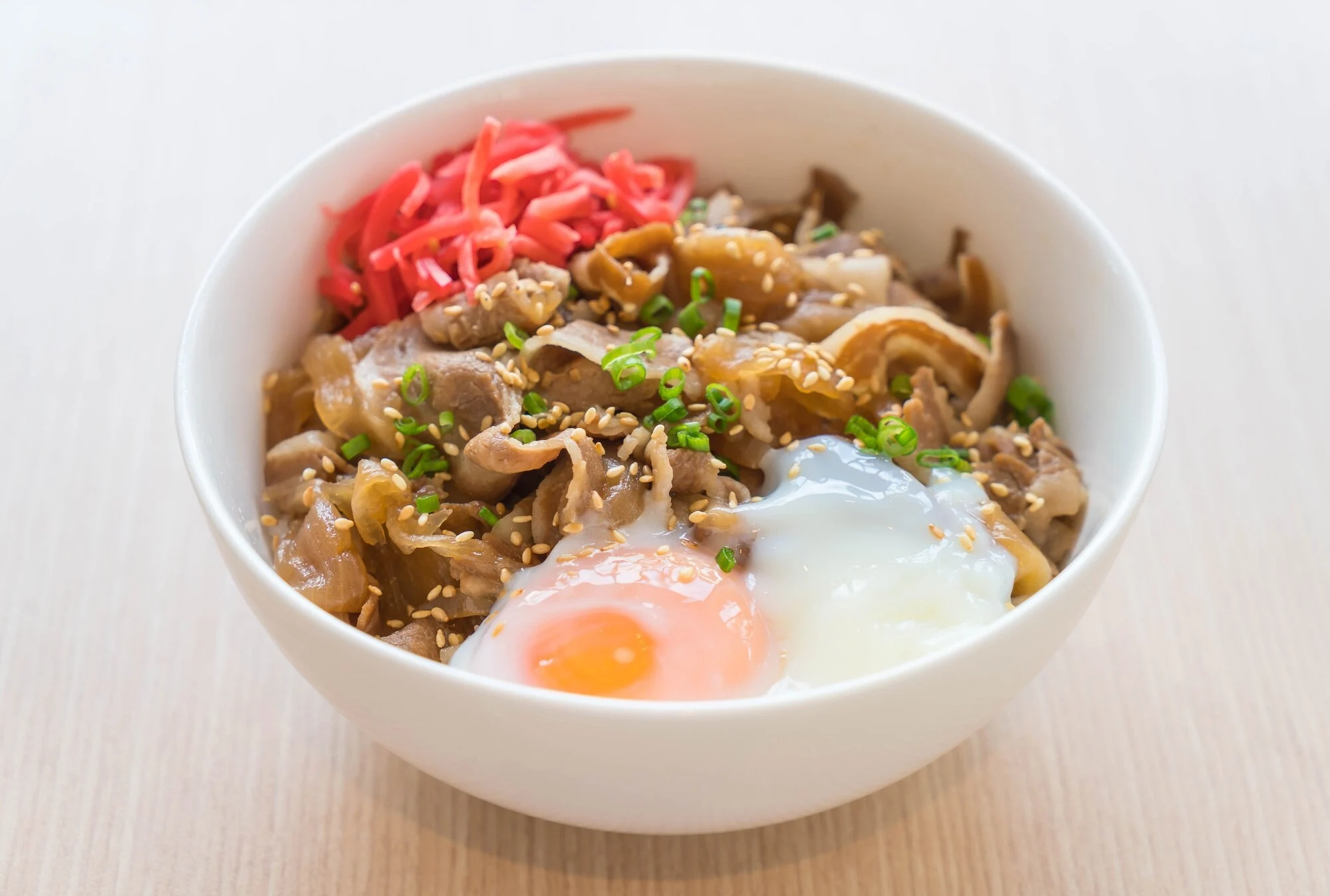 rice-topped-with-slice-pork-onsen-egg_1339-5079